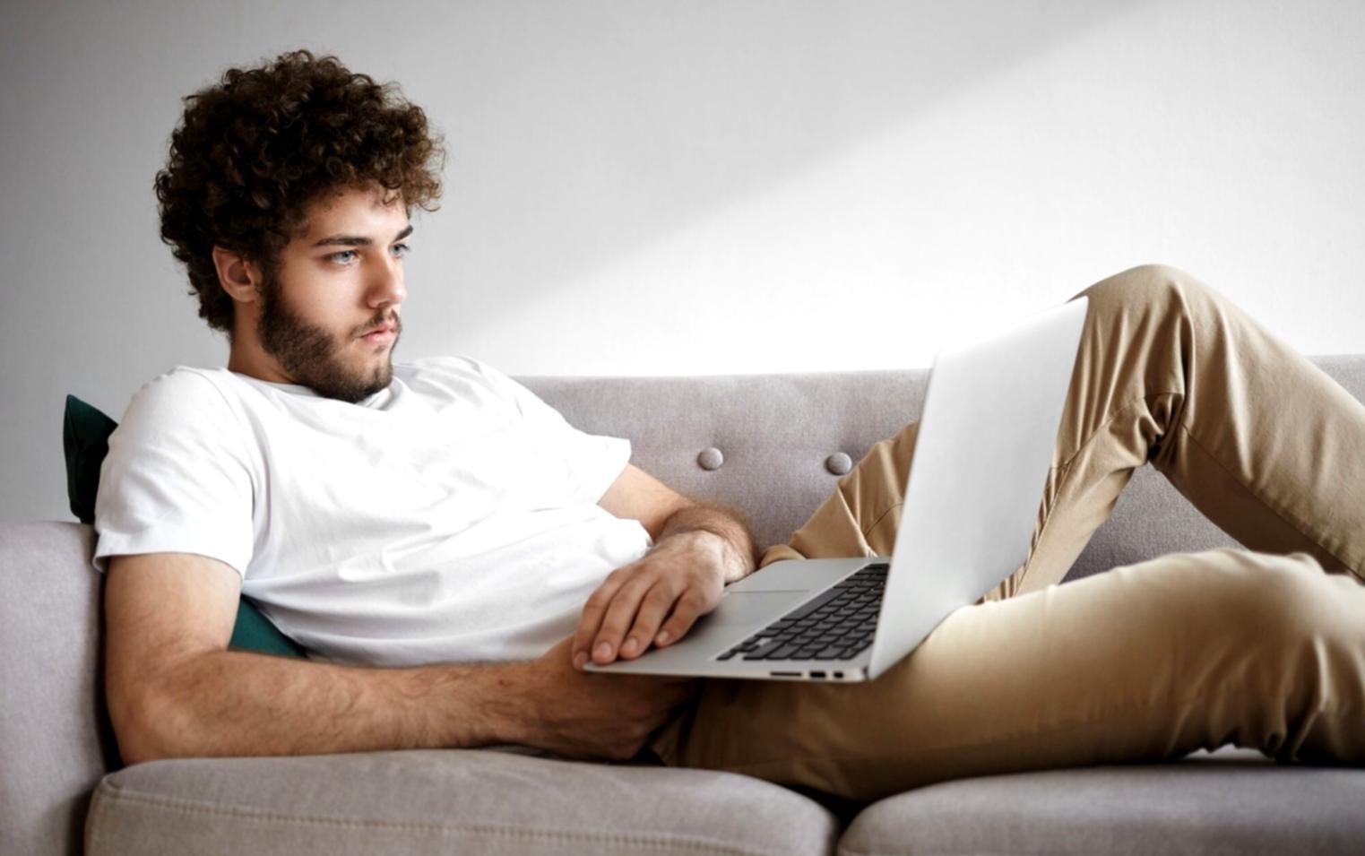 Personne travaillant sur son budget personnel avec documents financiers